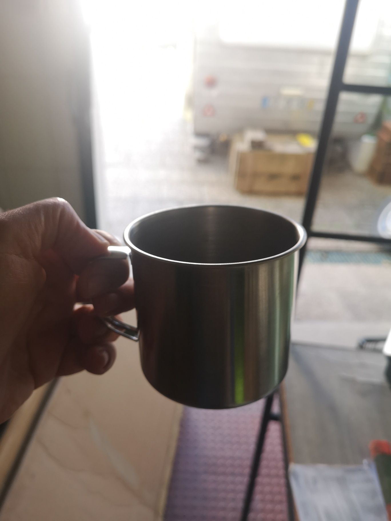 Canecas em inox em quantidade