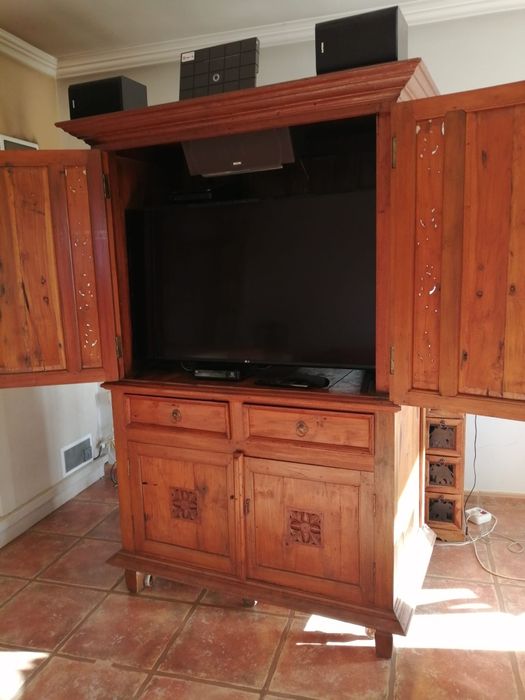Armário com 4 portas e 2 gavetas