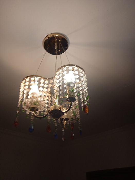 Продається люстра в кімнату на 3 лампочки