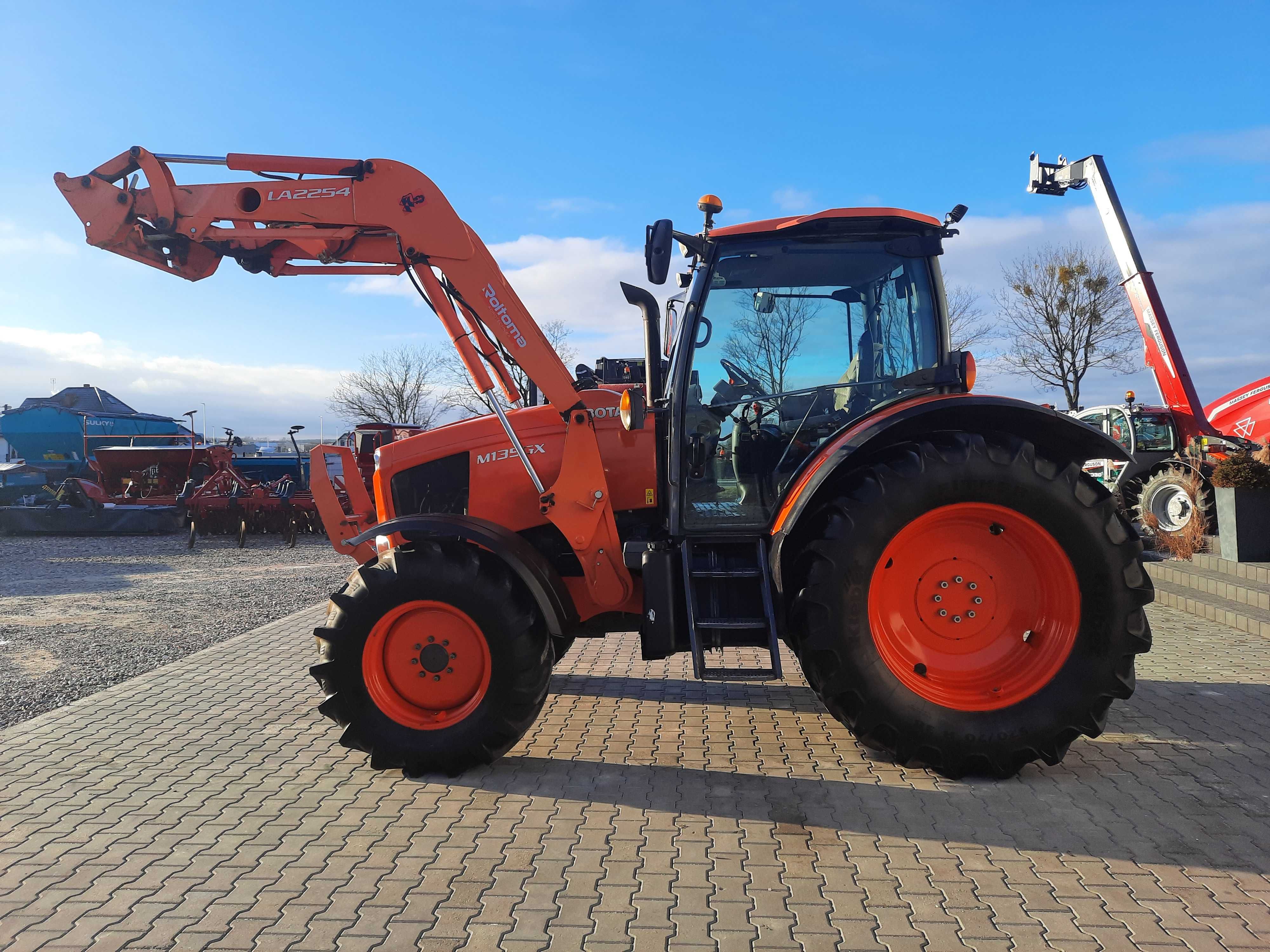 KUBOTA M135 GX 2014R + Ładowacz  fabryczny, przednia oś amortyzowana.