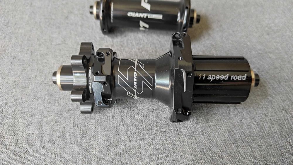 Задняя втулка Giant (DT Swiss 350 Road Disc), 24 отв.