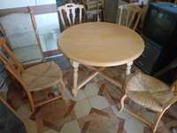Rozkładany stół z 6 lub 8 krzesłami z siedziskami wiklinowymi.