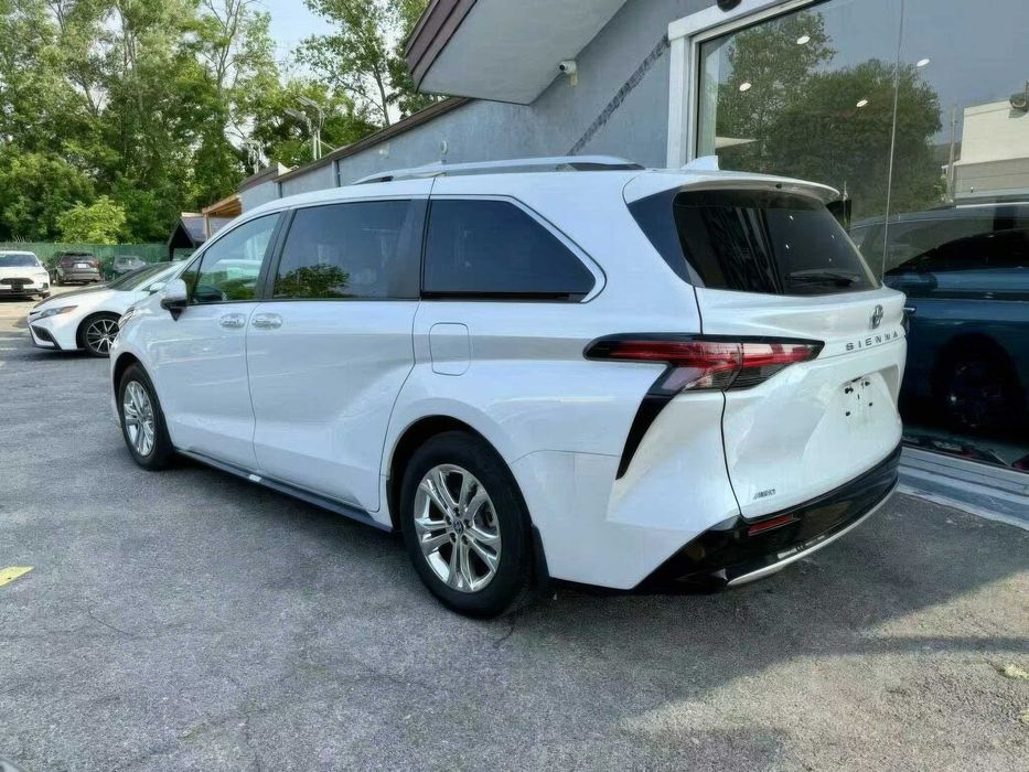Toyota Sienna Platinum 7-Passenger      2023