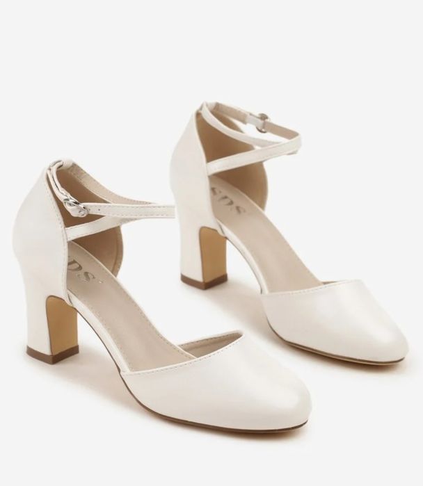 Białe buty czółenka na obcasie słupku ślubne