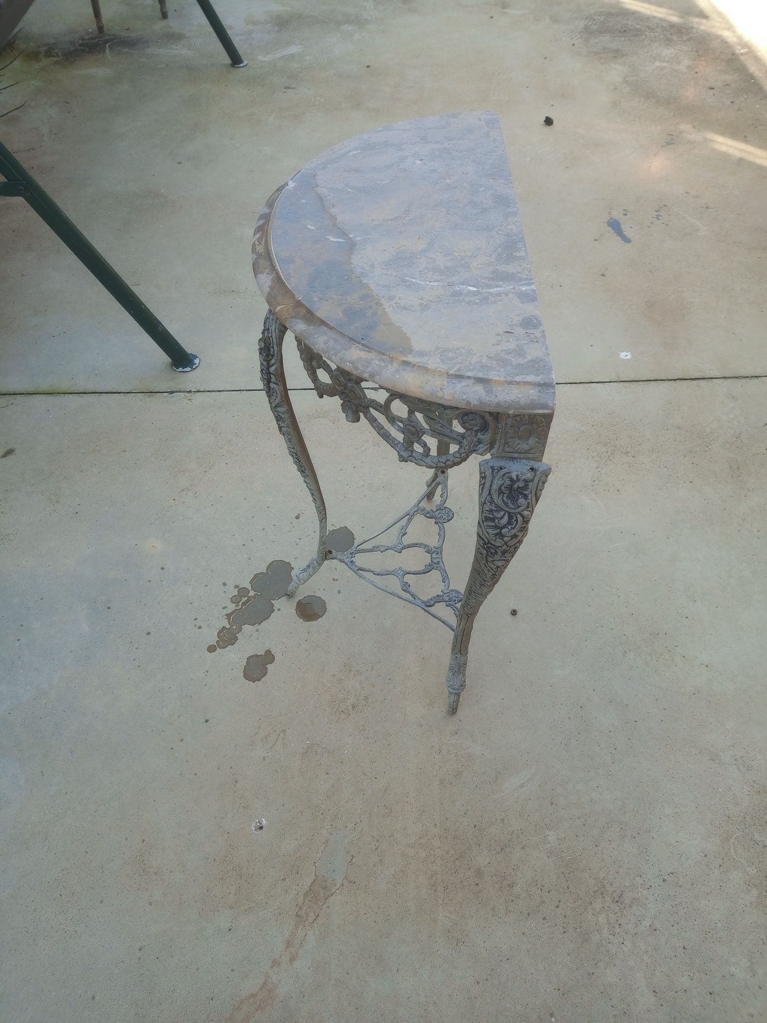 Mesa em bronze com tampo em mármore
