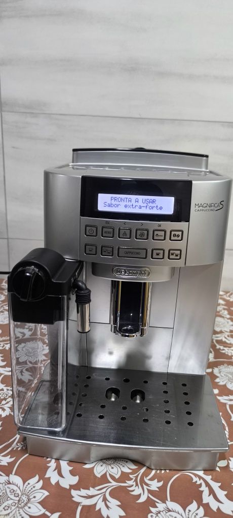 Máquina  café delonghi magnífica S cappuccino