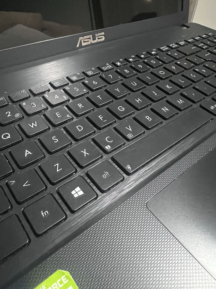 portátil Asus.
