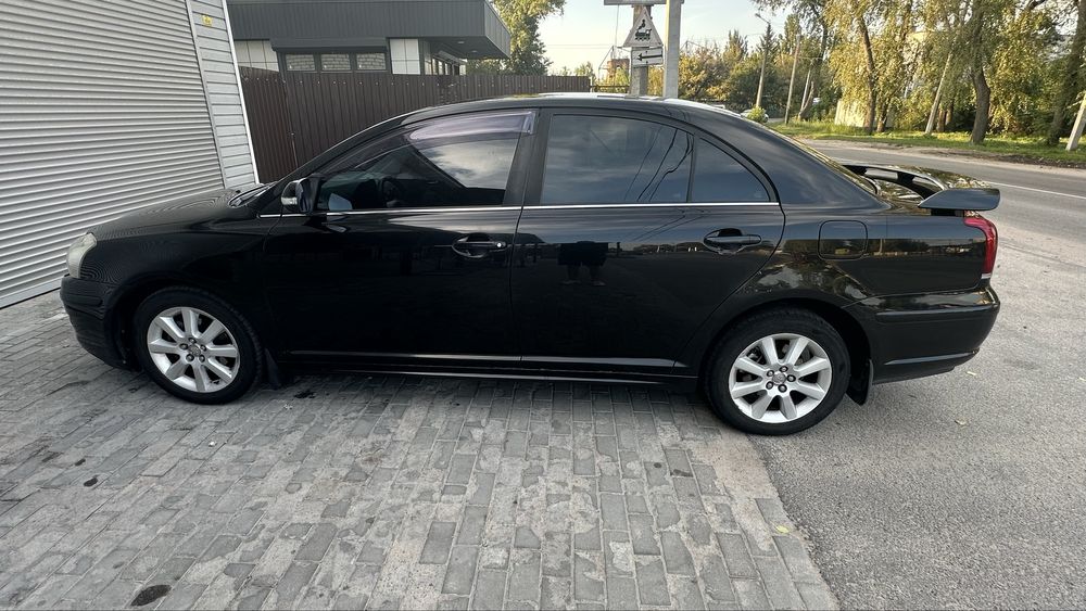 Продам машину TOYOTA AVENSIS