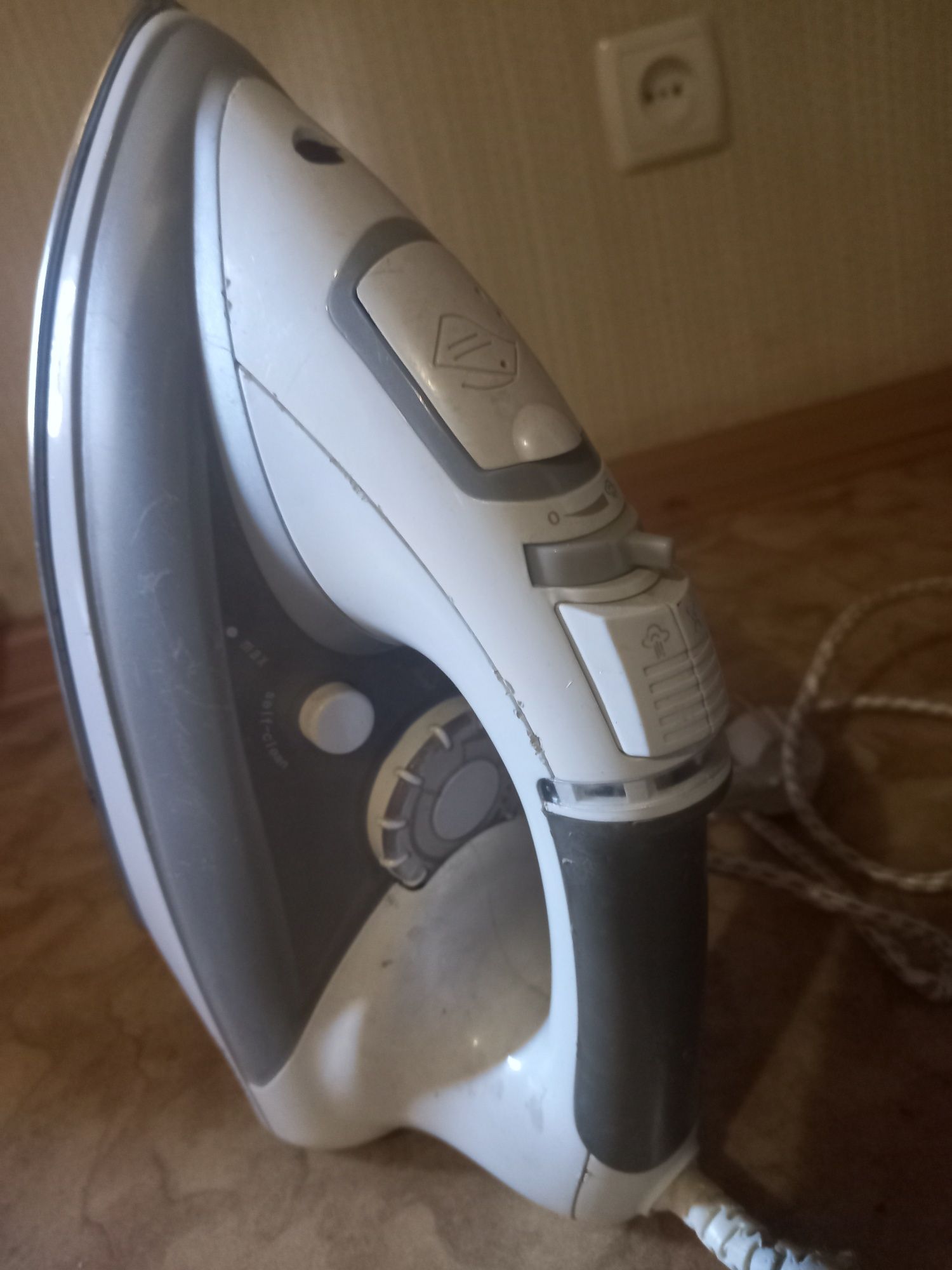 Продам утюг не новый