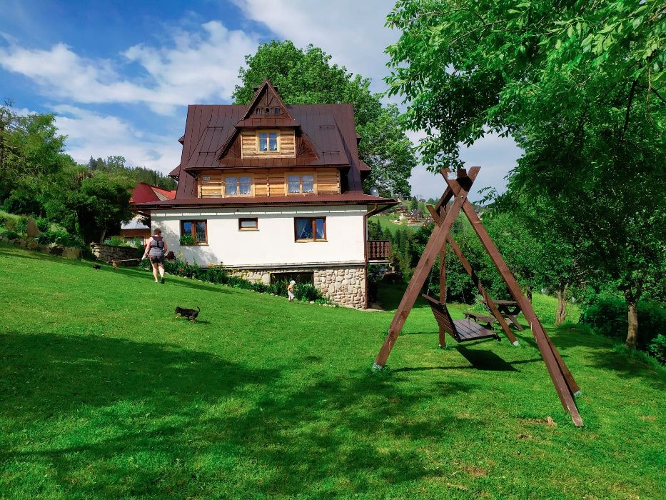 Tanie noclegi w Górach - widok z ogródka na panoramę Tatr