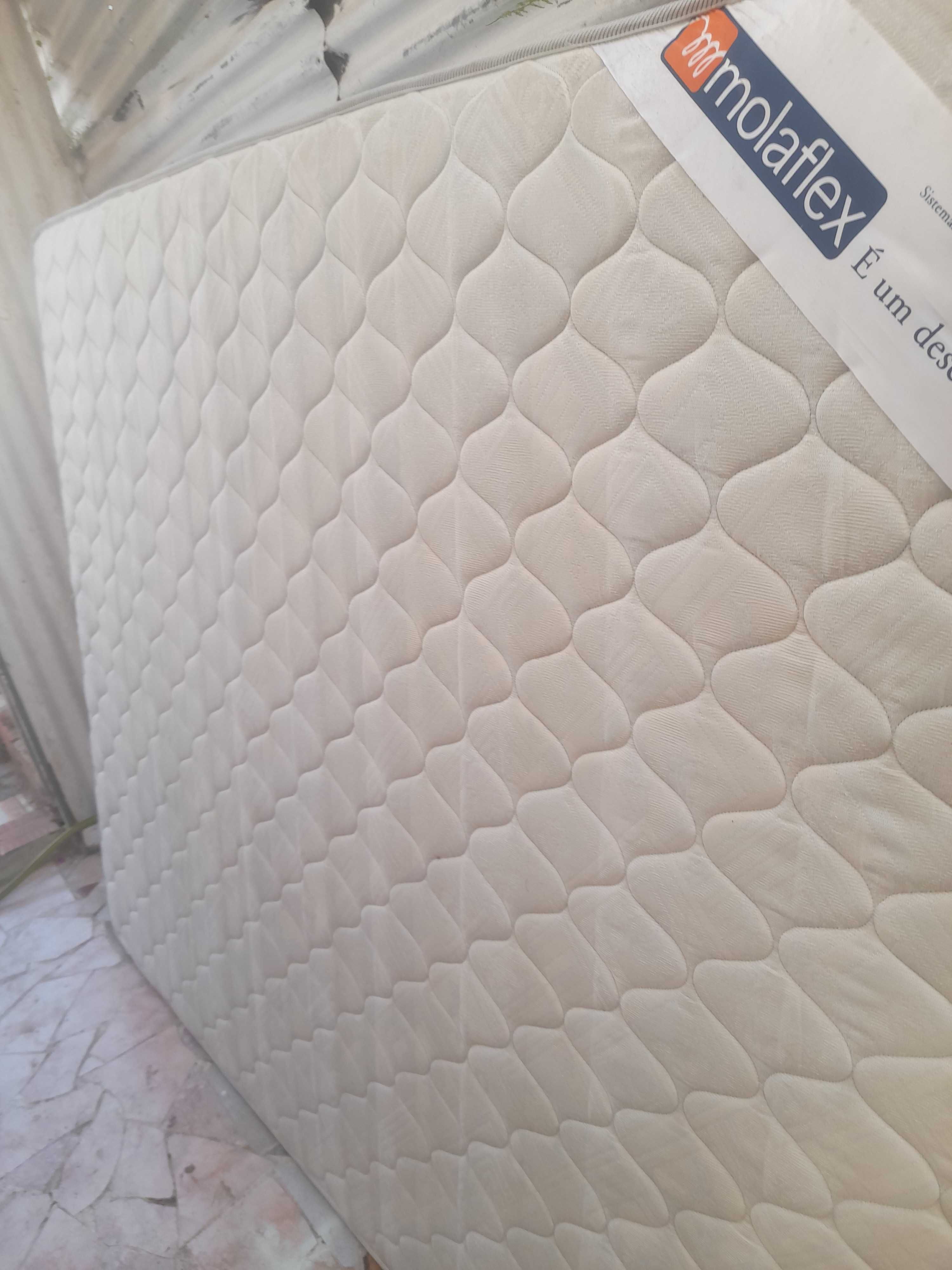 Cama em ferro branca Ikea