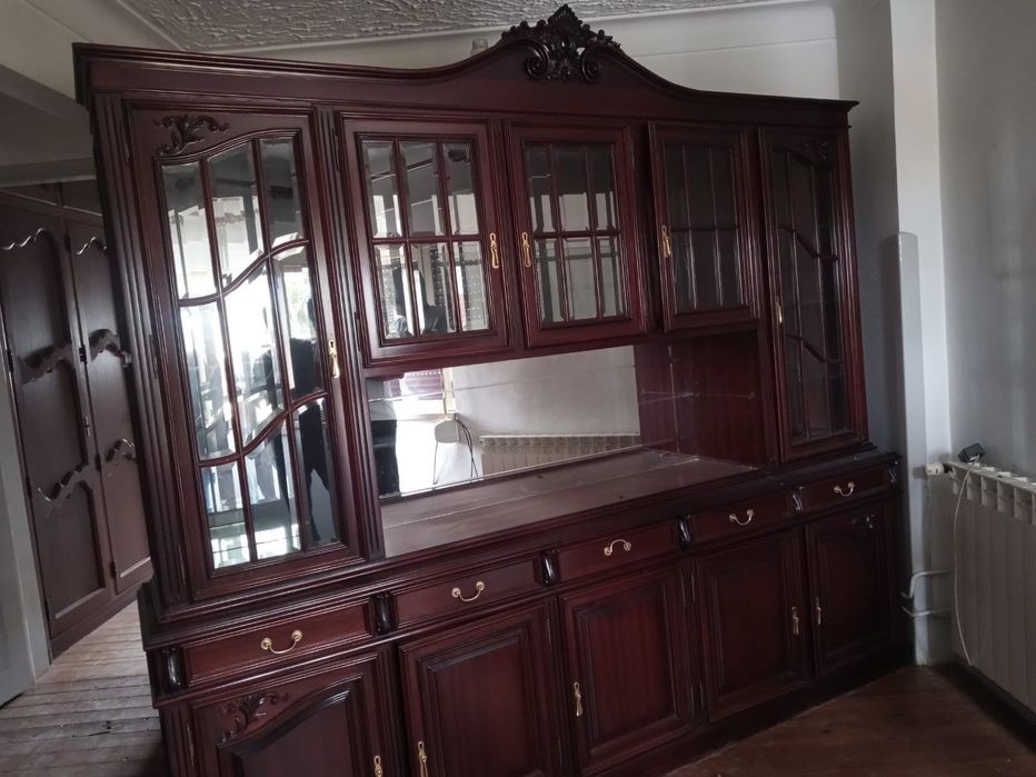 Móvel aparador/ Vitrina em madeira