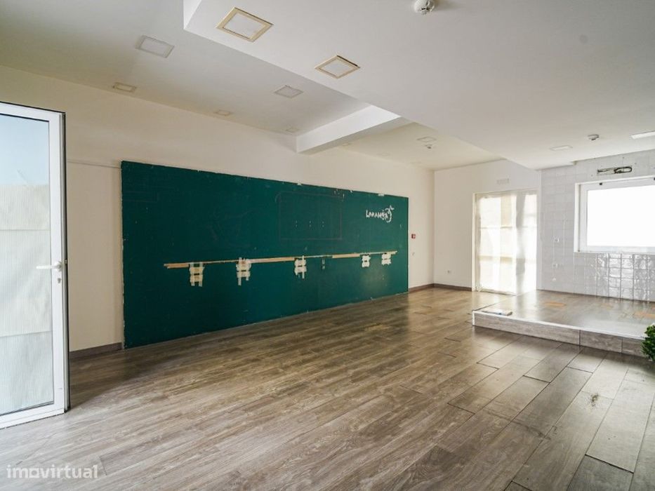 Loja com 54 m² no Centro Histórico da Nazaré - Para Comércio ou Hab...