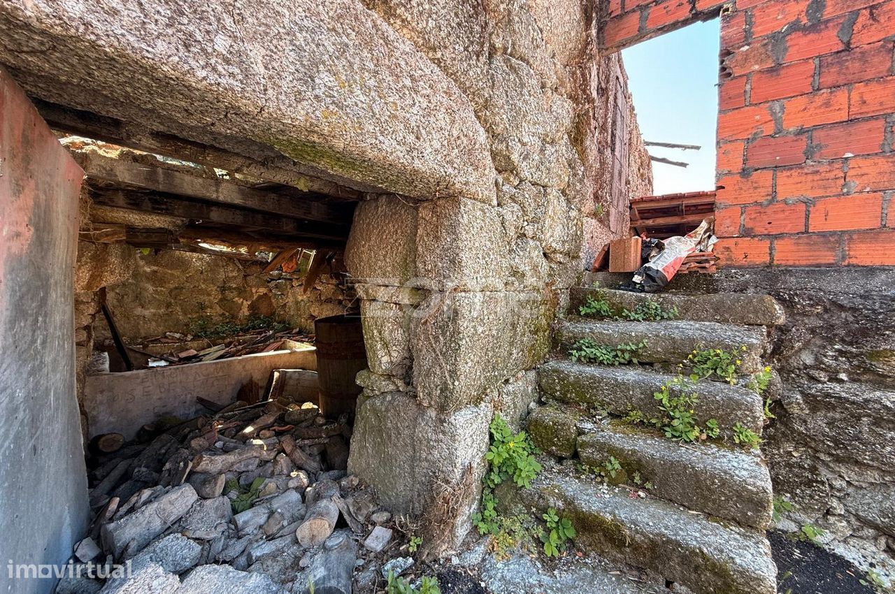 Moradia T2 para restauro localizada em Tabuaças, Vieira do Minho