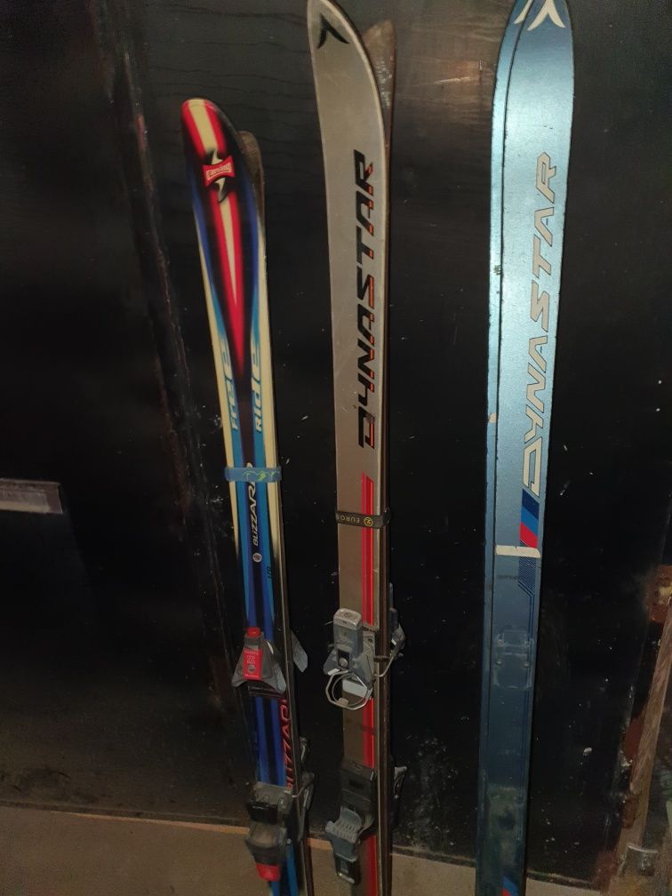 3 conjuntos de ski e botas
