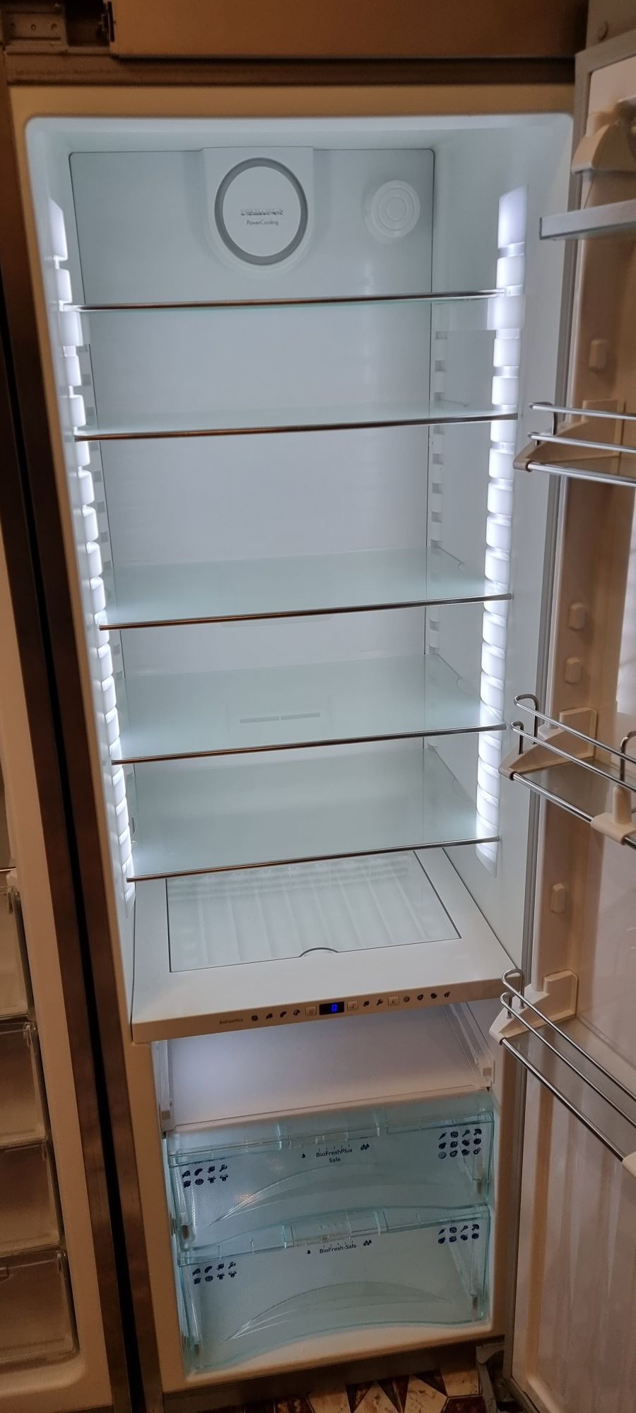 Продам большой холодильник Libherr