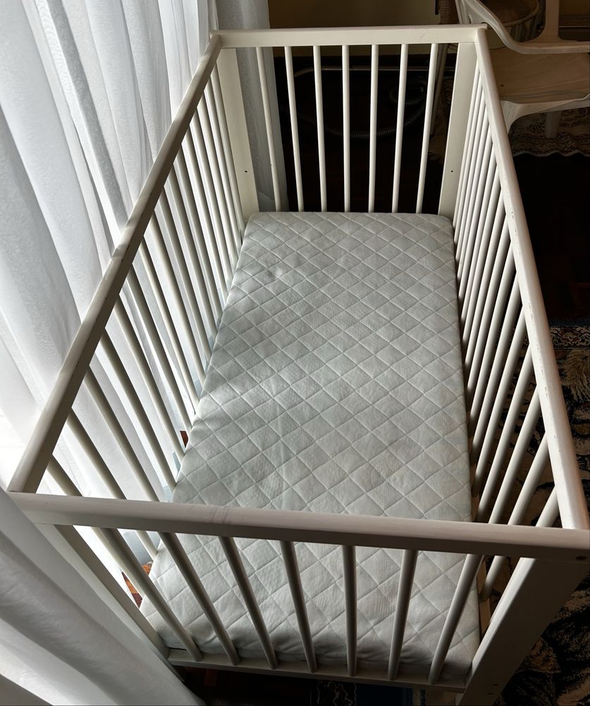 Cama de bebé com colchão