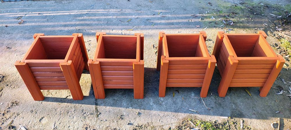 Drewniane doniczki ogrodowe