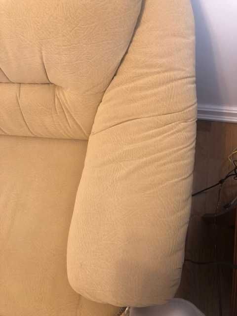 Conjunto 3 sofás cor bege, 1 de 3 lugares e 2 poltronas individuais
