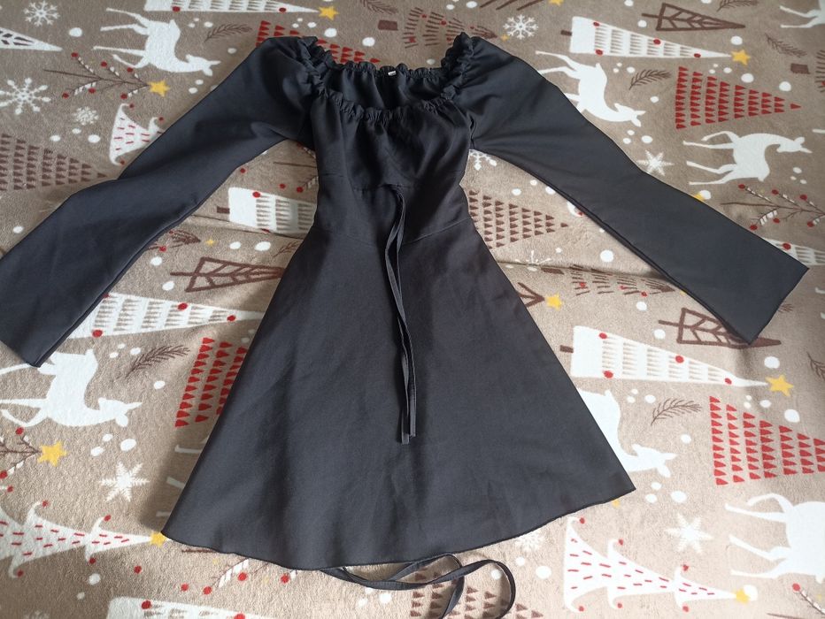 Жіноча сукня, на зав'язках з задньої сторони