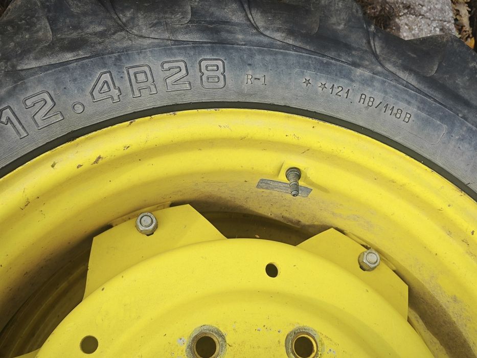 Felgi z oponami wąskie koła 12.4R28. 12.4R46 John Deere