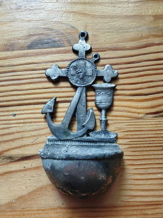 Stara niewielka kropielnica domowa