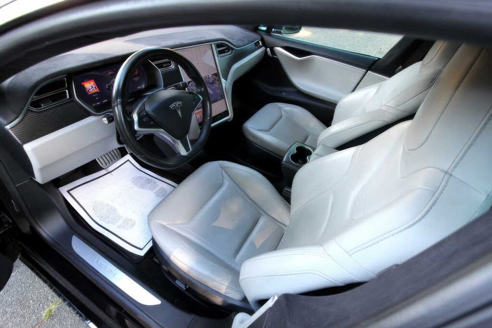 Tesla Model S P90D      2016