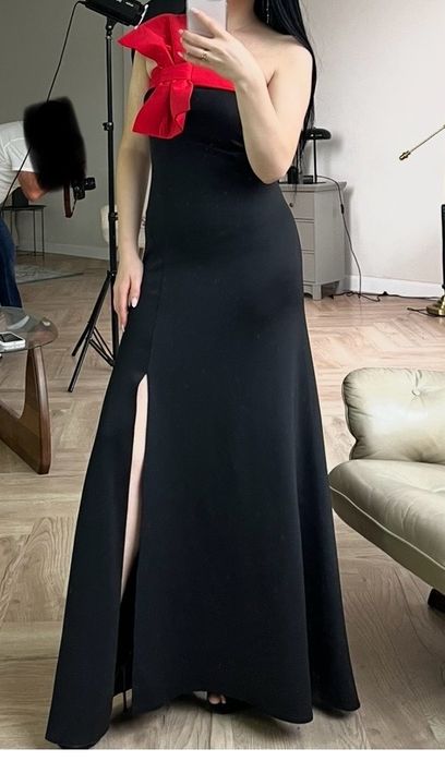 “Елегантна вечірня сукня з розрізом та бантом