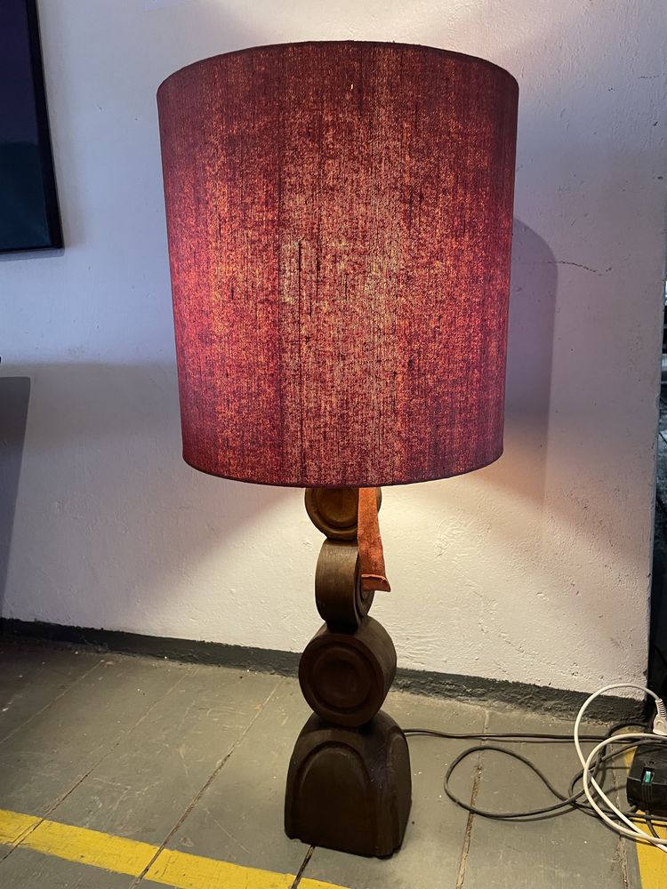 Lampa podlogowa z drewnianą rzeźbioną podstawą, Niemcy lata70. Vintage