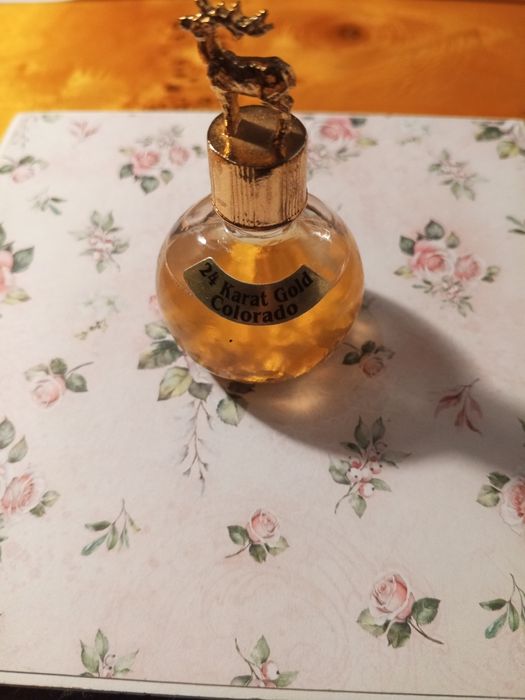 24 karatowe złoto w butelce z wierzchu.