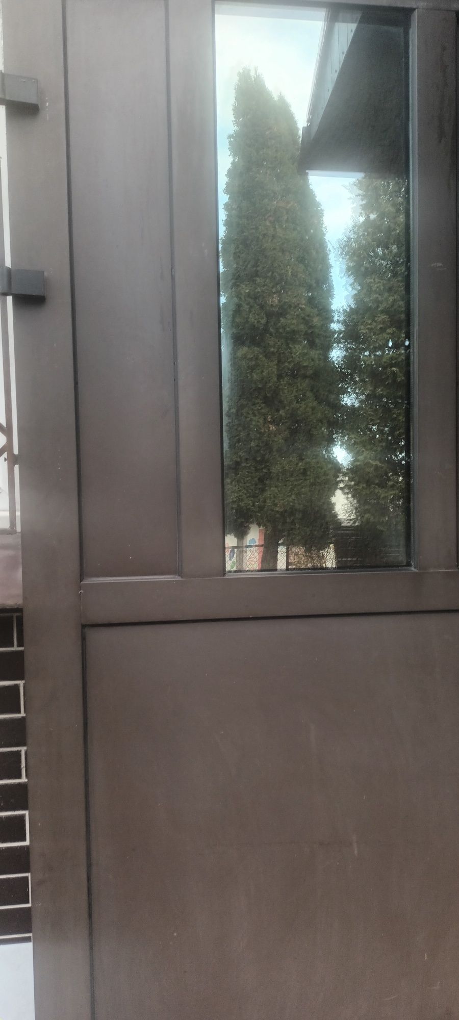 Drzwi aluminiowe brązowe, bezpieczne szklo