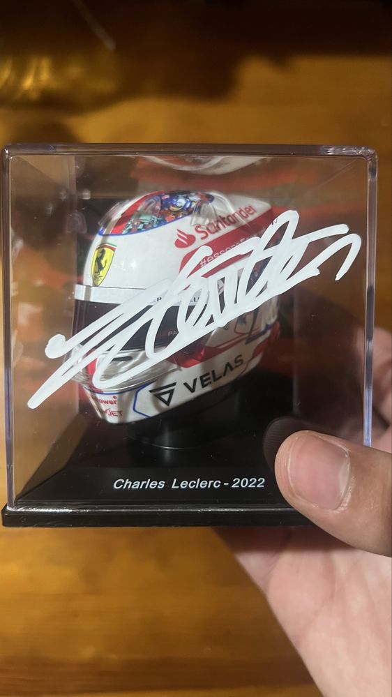 Miniatura 1:6 capacete Charles Leclerc assinado
