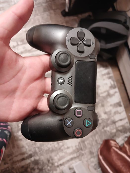 продаю игровую приставку PS4 Pro