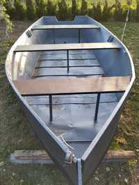 Metalowa łódka