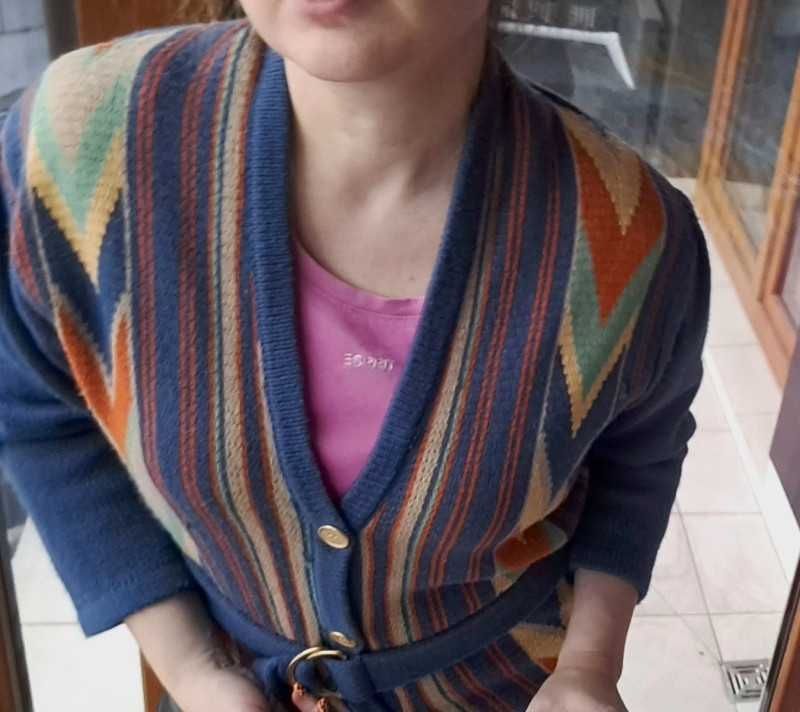Niebieski sweter z paskiem w stylu vintage skandynawski wzór