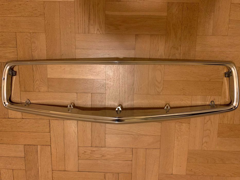 Chomowana orginalna ramka atrapy grill Mercedes W107 SL R107  SLC C107