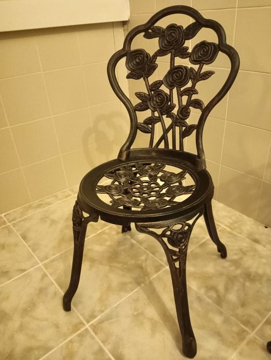 Mesa e duas Cadeiras em ferro fundido e acabamento em preto