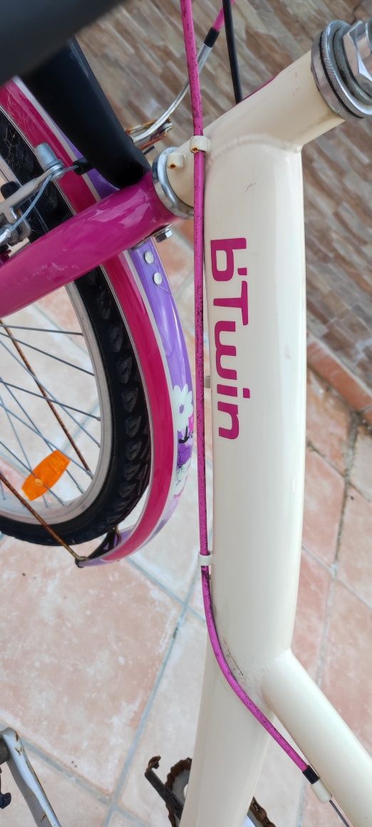 Bicicleta de cidade em creme e rosa