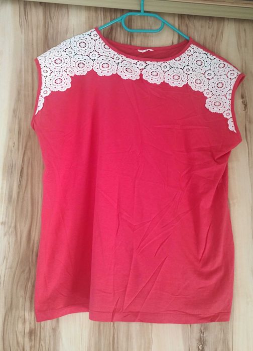 Koralowa bluzka damska z białą koronką na lato