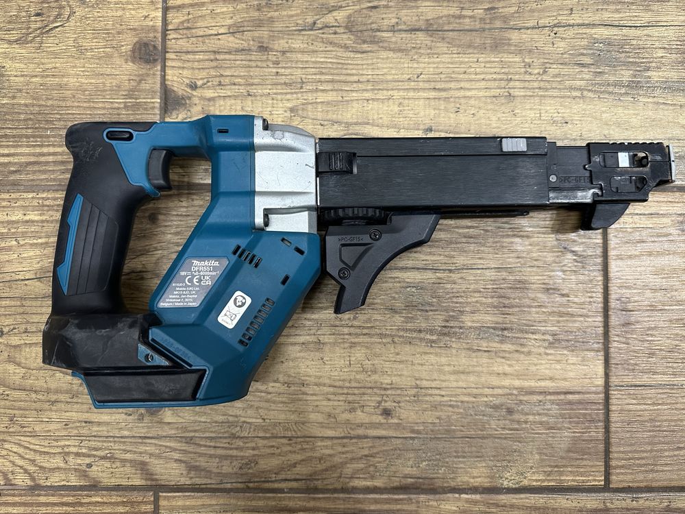 Wkrętarka do płyt GK z magazynkiem Makita DFR551 - 2022