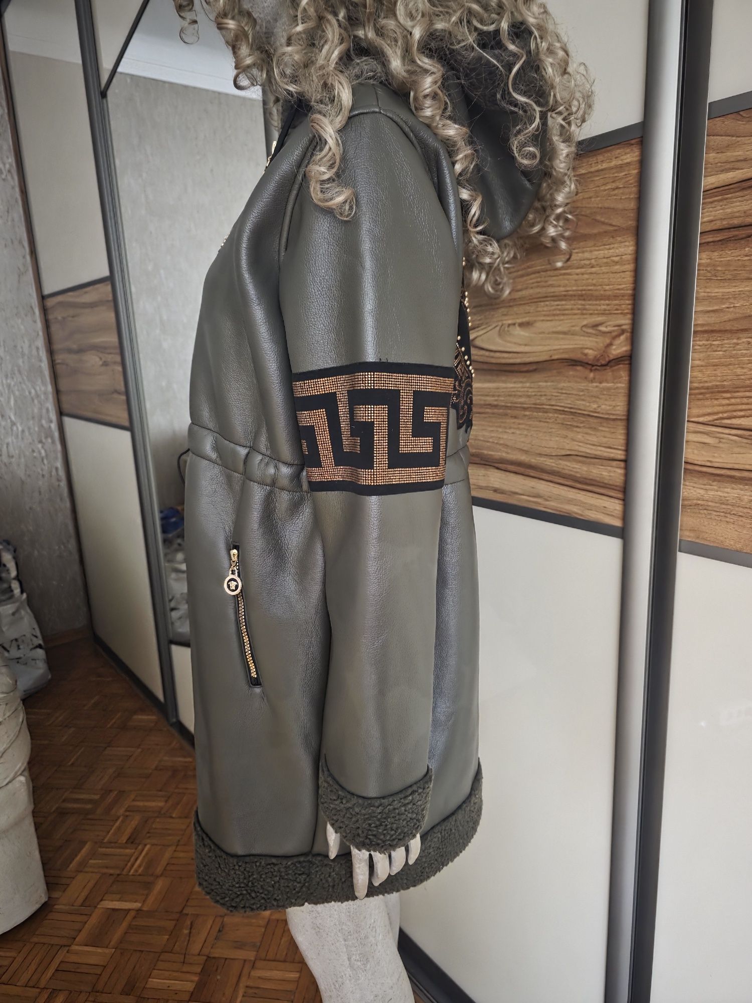 Kożuch Versace w kolorze khaki z cyrkoniami złotymi
