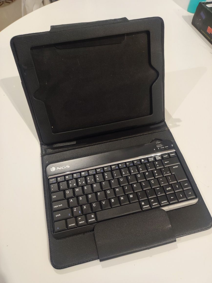 Capa para iPad com teclado e stand