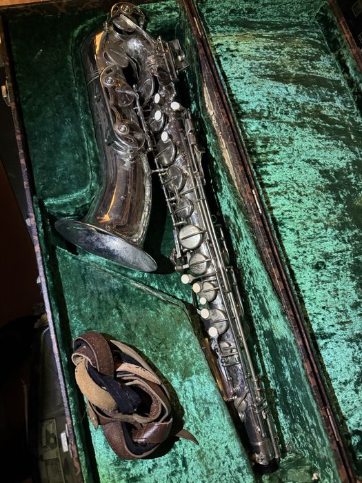 Продам музичний інструмент саксофон лежить і чекає нового покупця