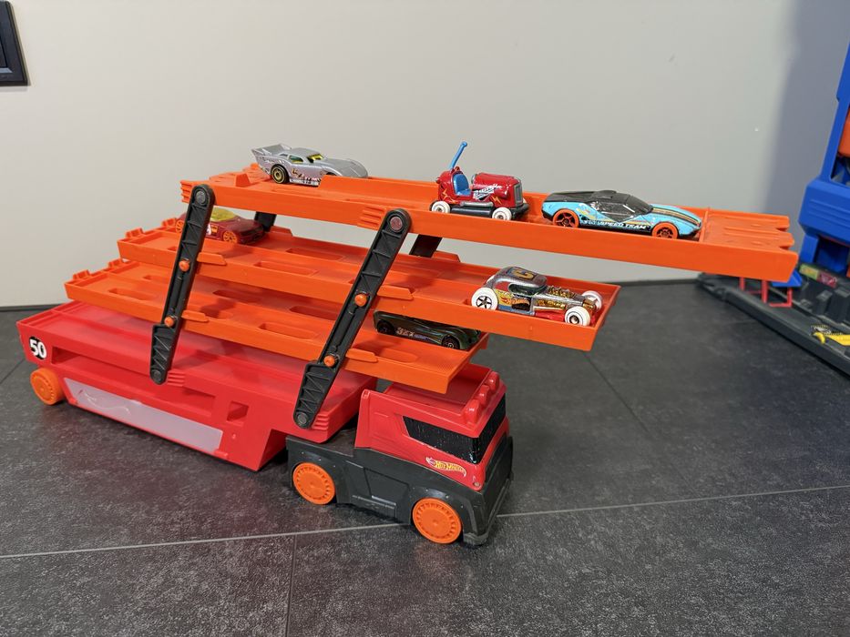 Вантажівка-транспортер Hot Wheels+ 6 фірмових машинок hot wheels
