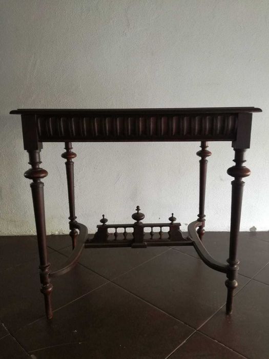 Mesa antiga em muito bom estado
