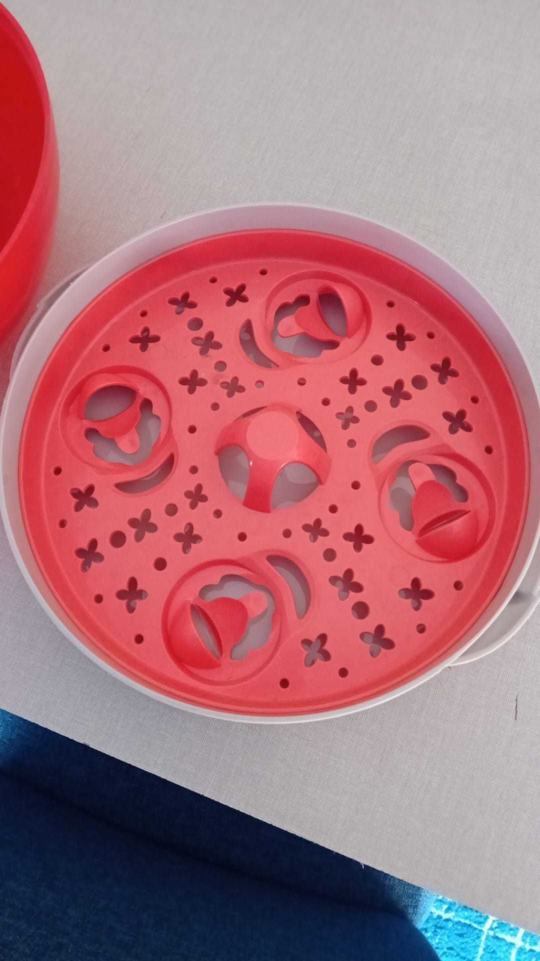 Esterilizador vermelho para biberões e chupetas