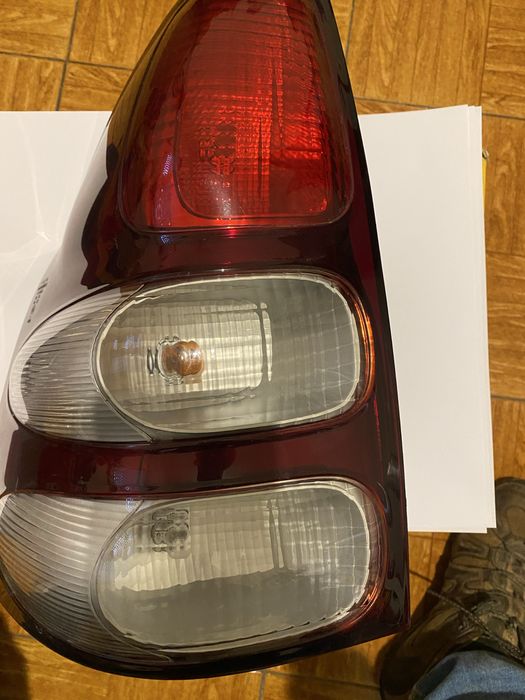 Farolin traseiro esquerdo usado para toyota land cruiser