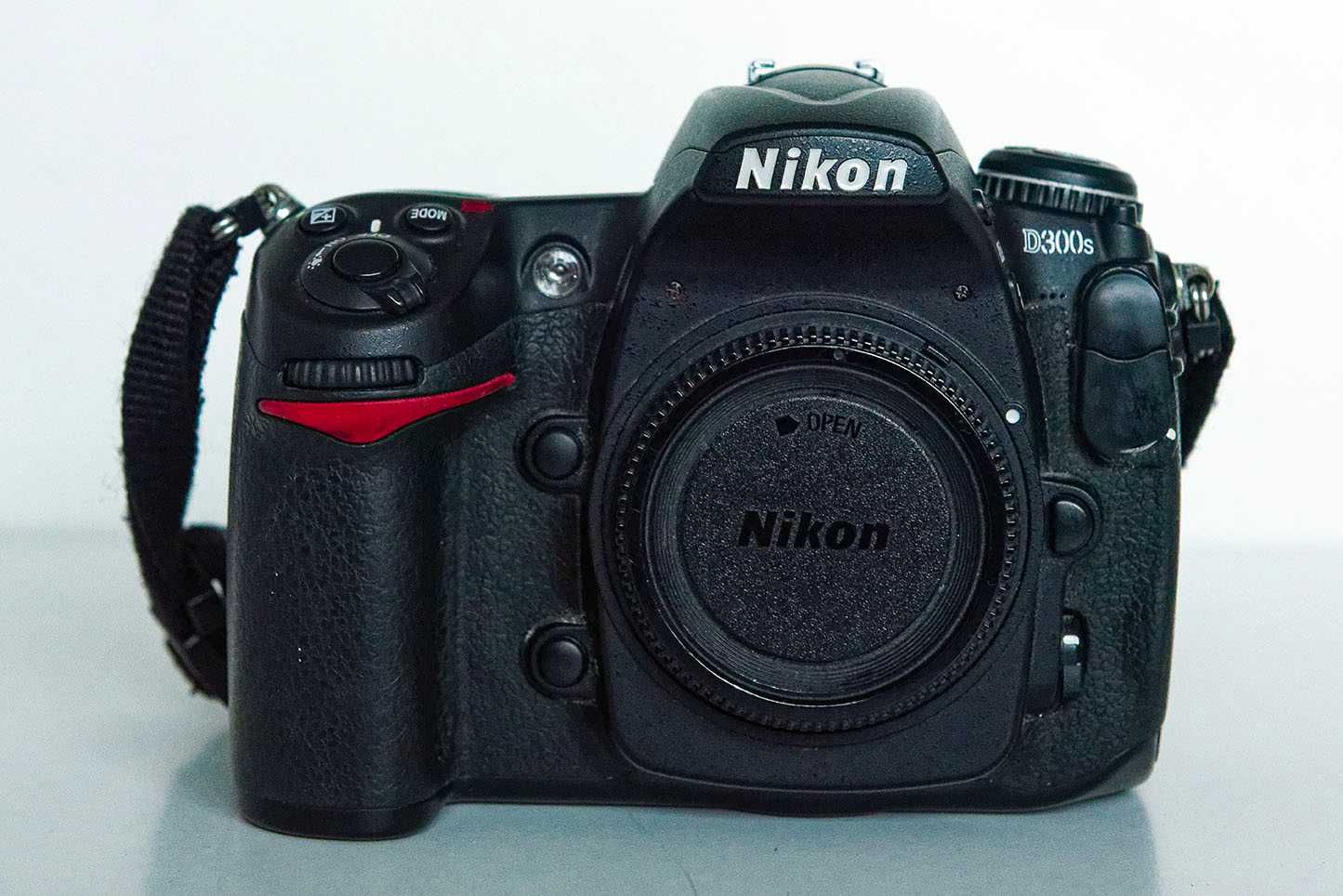 Nikon D300s - em óptimo estado com bateria extra e cartões de memória