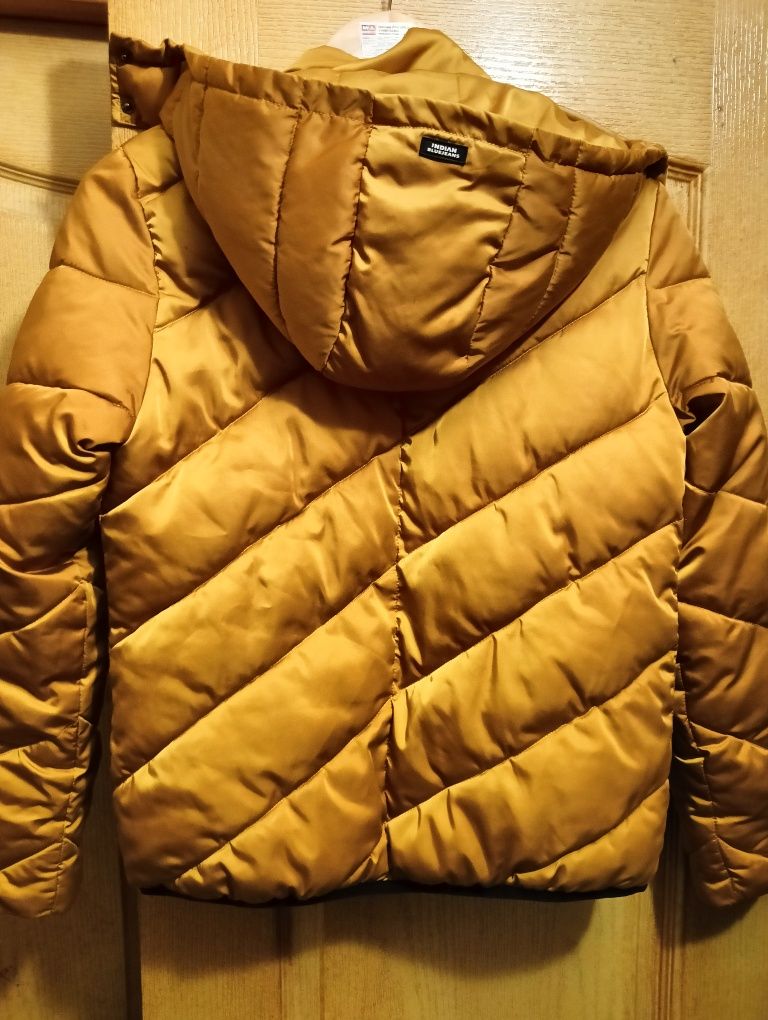 Продам зимову куртку, зріст 164, на 14 років. 
Цін