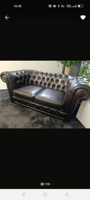 Dwuosobowa sofa w stylu Chesterfield